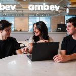 Ambev abre vagas de trainee com salário de R$ 9,5 mil e experiência internacional