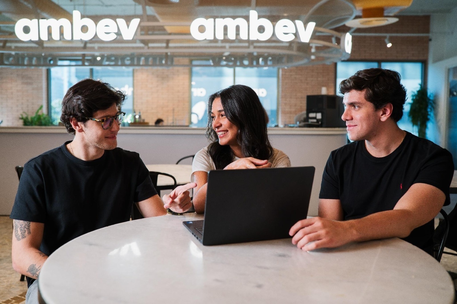 Ambev abre vagas de trainee com salário de R$ 9,5 mil e experiência internacional