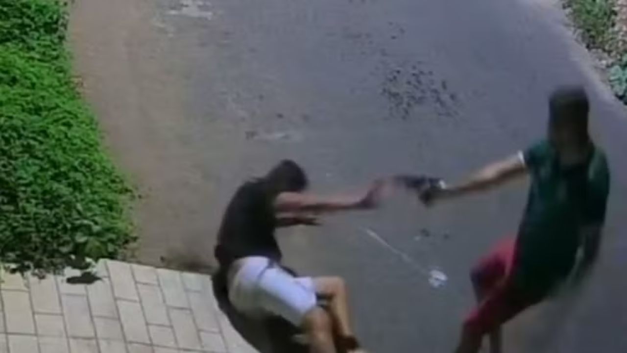 IMAGENS FORTES: Câmeras flagram execução de homem após discussão em conveniência