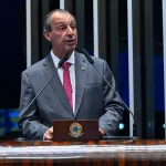 Omar Aziz entrega relatório da PEC que acaba com escala 6×1 no Senado