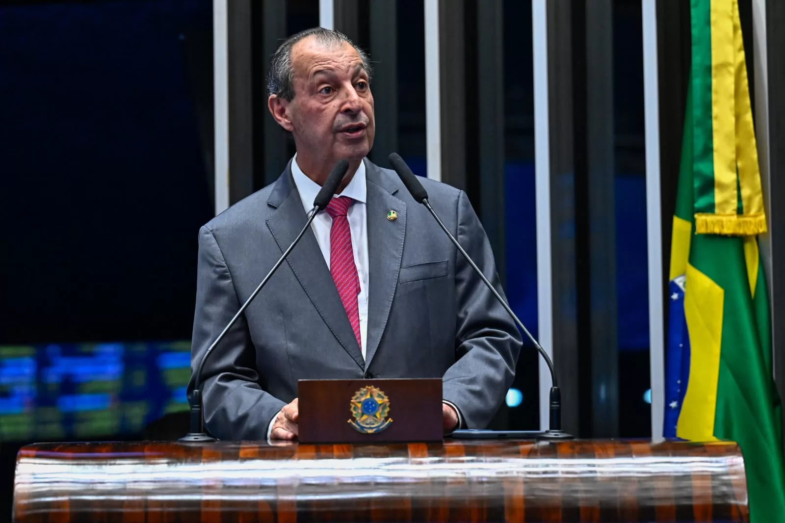 Omar Aziz entrega relatório da PEC que acaba com escala 6×1 no Senado