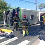 VÍDEO: Ônibus capota após bater violentamente em árvore e deixa feridos em Manaus
