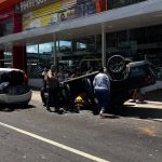 Carro capota após colisão com outros três veículos e deixa feridos em Manaus