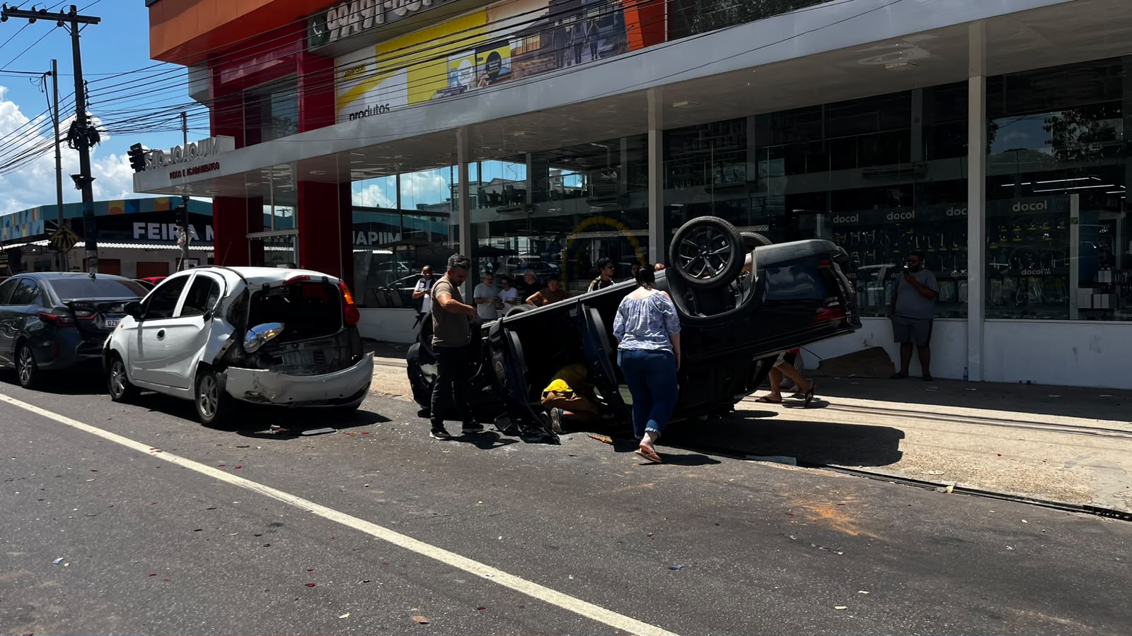 Carro capota após colisão com outros três veículos e deixa feridos em Manaus