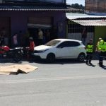 VÍDEO: Motociclista morre após bater violentamente em caçamba na Zona Leste de Manaus