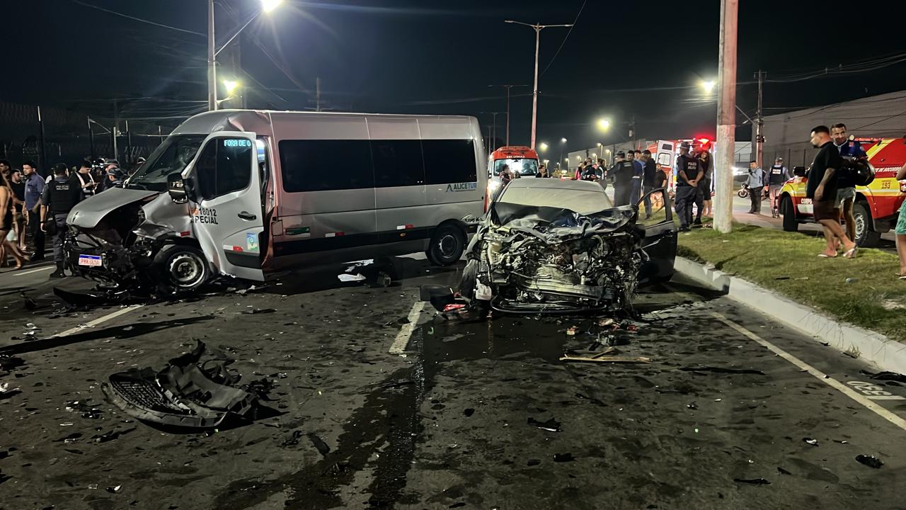VÍDEO: Grave acidente entre carro e van deixa motorista morto e mais de 10 feridos em Manaus