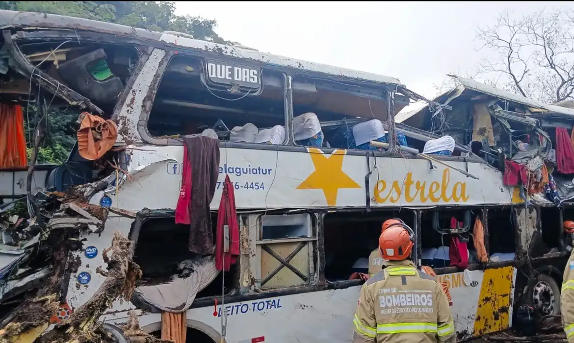 Ônibus tomba na BR-040 e deixa nove mortos em Petrópolis