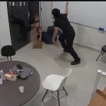IMAGENS FORTES: Professor é esfaqueado por aluno durante aula particular em Manaus