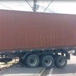 VÍDEO: Carreta bate em muro e trava trânsito em avenidas de Manaus