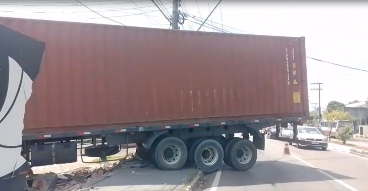 Carreta bate em muro e trava trânsito em avenidas de Manaus