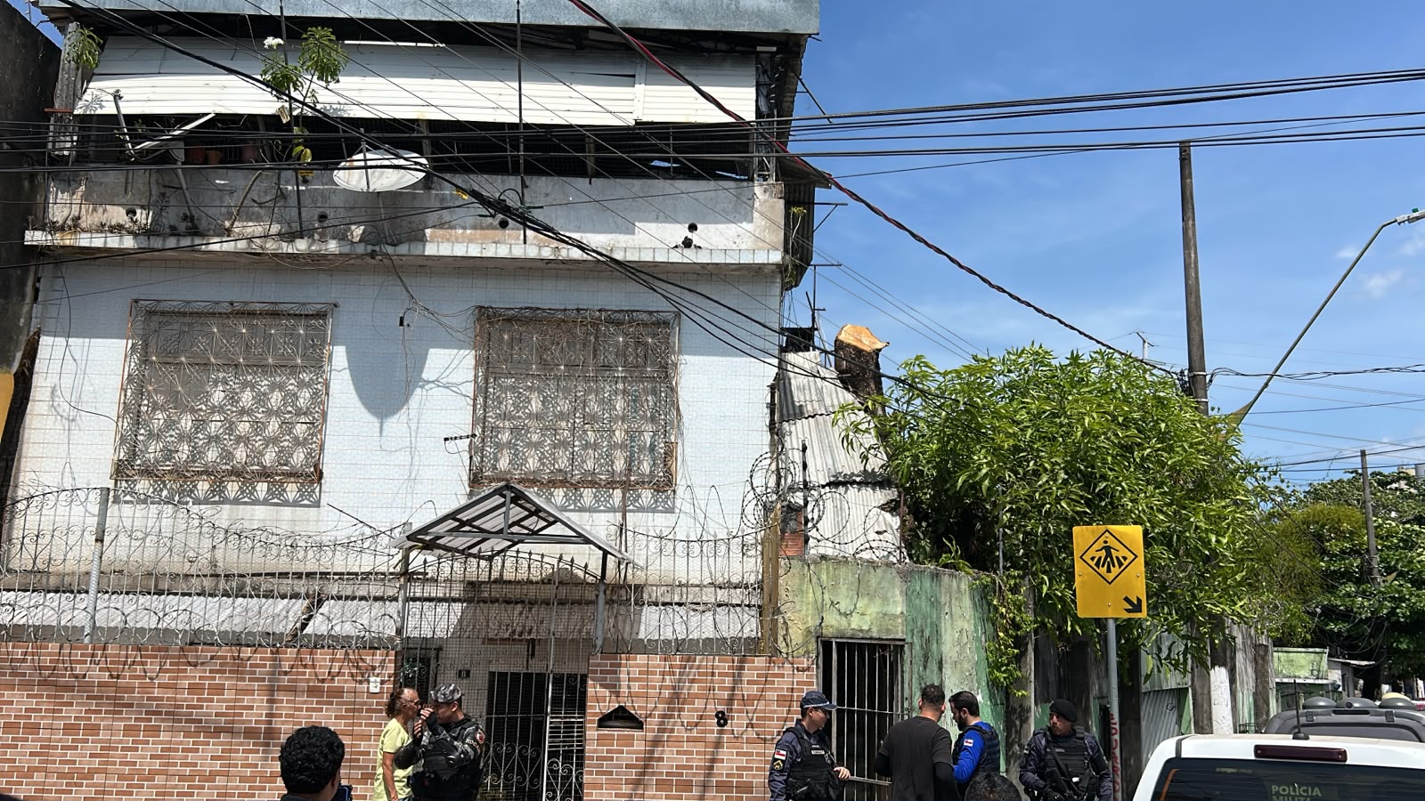 IMAGENS FORTES: Chacina deixa três mortos após criminosos invadirem casa em Manaus