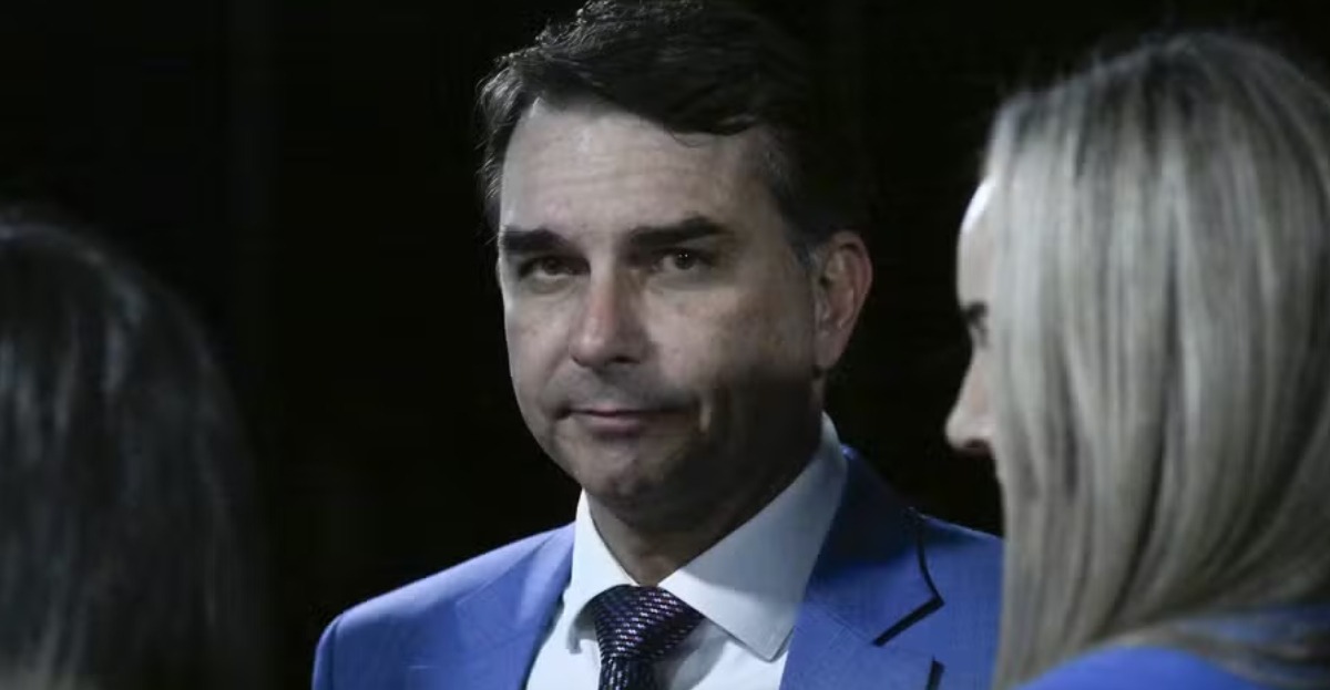Flávio Bolsonaro tem candidatura travada após filiação ao Missão; TSE nega ataque hacker Flávio Bolsonaro tem candidatura travada após filiação ao Missão; TSE nega ataque hacker