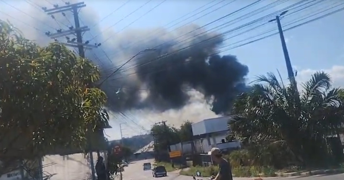 Incêndio atinge ferro-velho e área de mata e espalha fumaça preta em Manaus