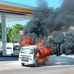 VÍDEO: Kombi pega fogo em posto de combustíveis em Iranduba