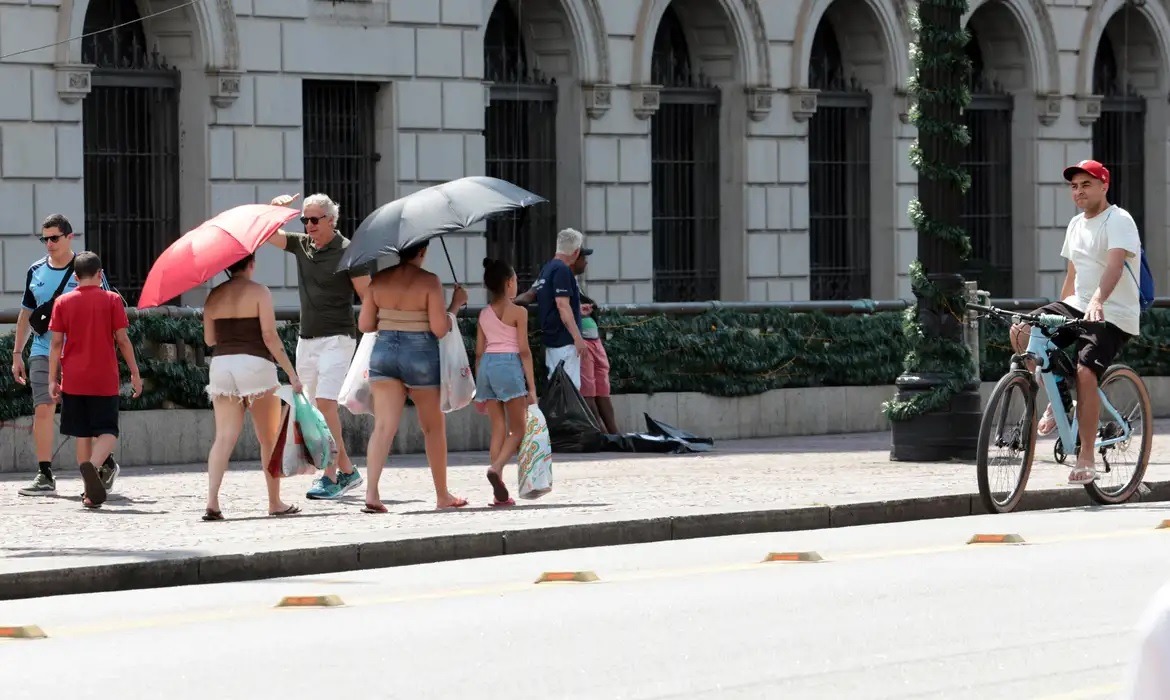 Onda de calor toma conta do país e temperaturas se aproximam dos 40°C