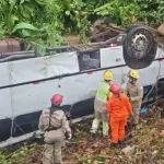VÍDEO: Micro-ônibus cai em ribanceira na BR-174 e deixa 17 feridos