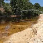 Aterro para possível praia artificial faz terra chegar ao rio Urubu, perto da Cachoeira Natal