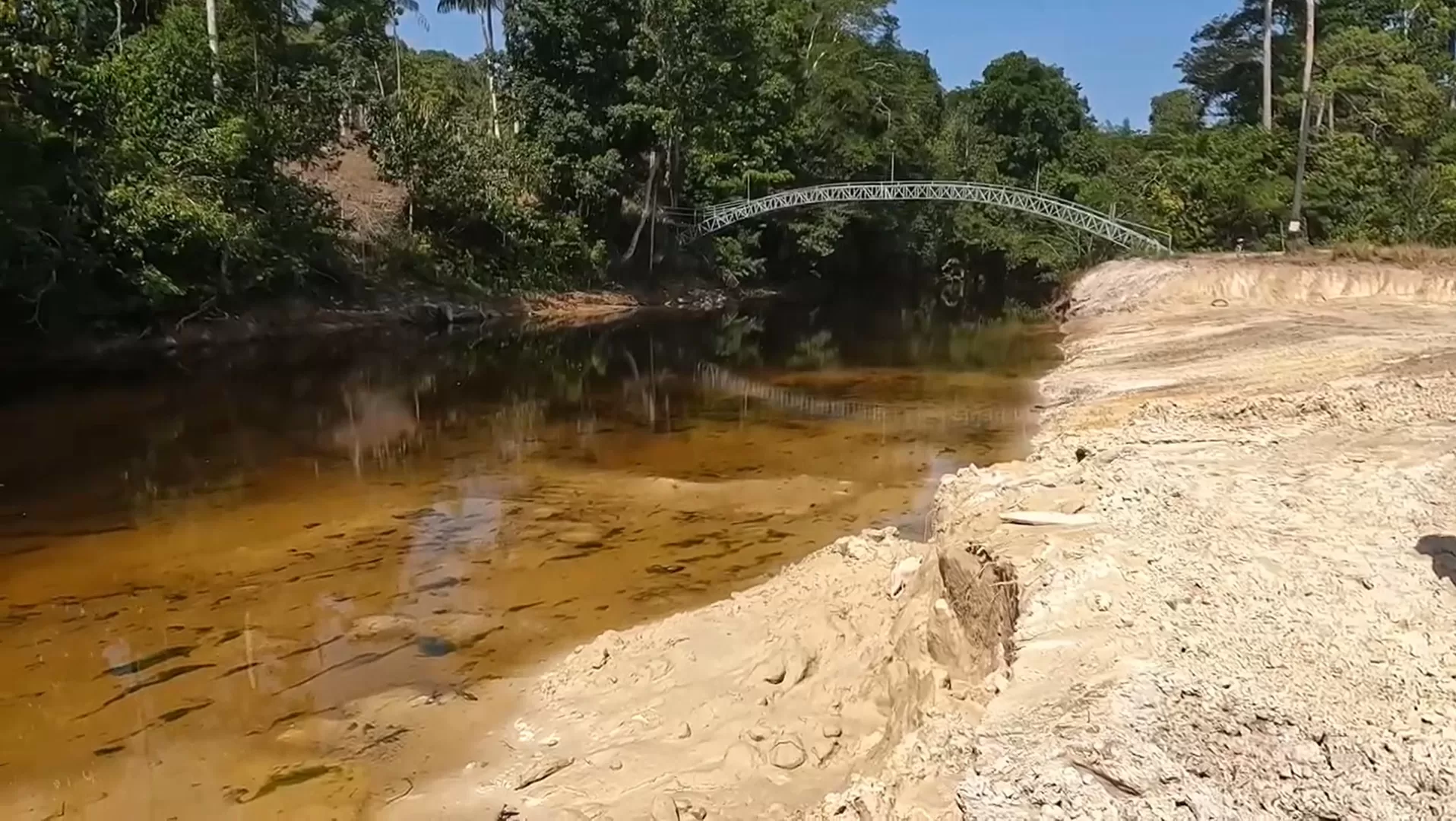 Aterro para possível praia artificial faz terra chegar ao rio Urubu, perto da Cachoeira Natal