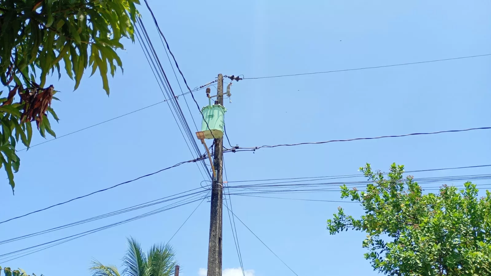 Moradores de comunidade em Iranduba denunciam falhas no fornecimento de energia