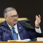 Dino pede vista e adia decisão do STF sobre Moraes e Mendonça