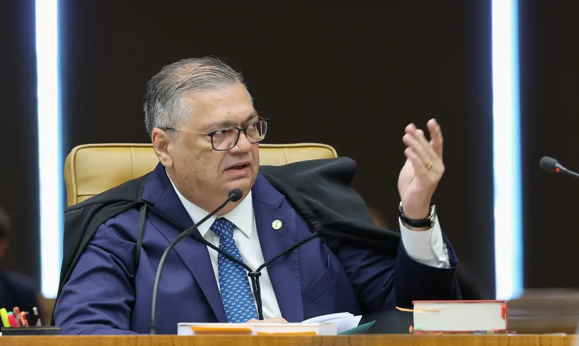 Dino pede vista e adia decisão do STF sobre Moraes e Mendonça