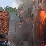 VÍDEOS: Incêndio de grandes proporções atinge antigo prédio do Banco da Amazônia em Manaus