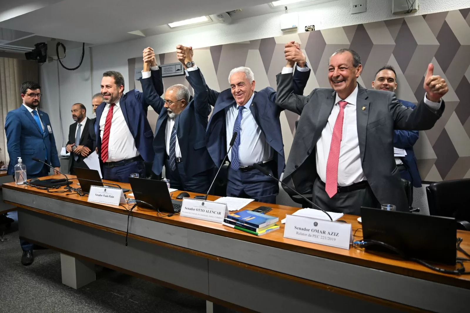Com relatoria de Omar, CCJ do Senado aprova PEC que acaba com escala 6×1