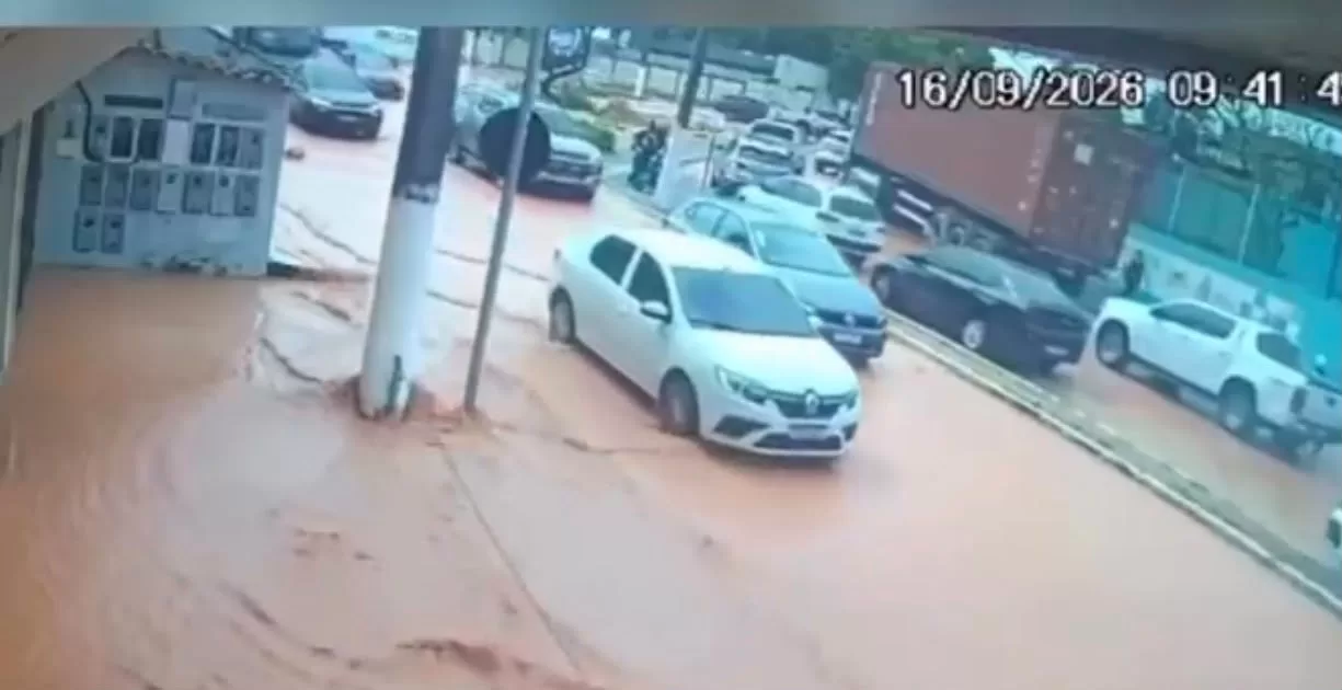 VÍDEO: Rompimento de adutora causa transtorno no trânsito e deixa várias áreas sem água em Manaus