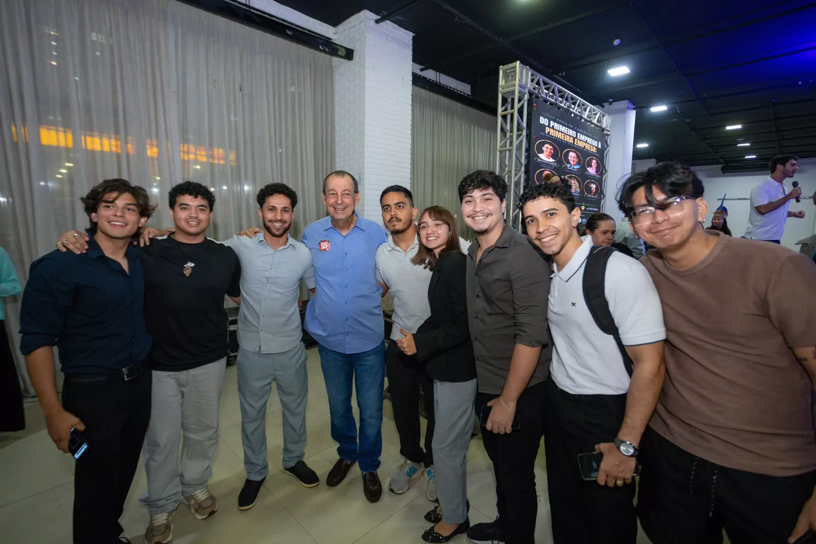 Estudantes terão estágio remunerado e cursos de IA para facilitar acesso ao primeiro emprego, propõe Omar