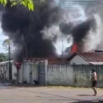 VÍDEO: Incêndio destrói casa e dois carros na Zona Norte de Manaus