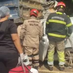 VÍDEO: Motorista fica preso às ferragens após carro bater na traseira de caminhão na AM-070