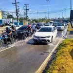 Rompimento de adutora na Torquato Tapajós deixa áreas sem água e trânsito interditado em Manaus