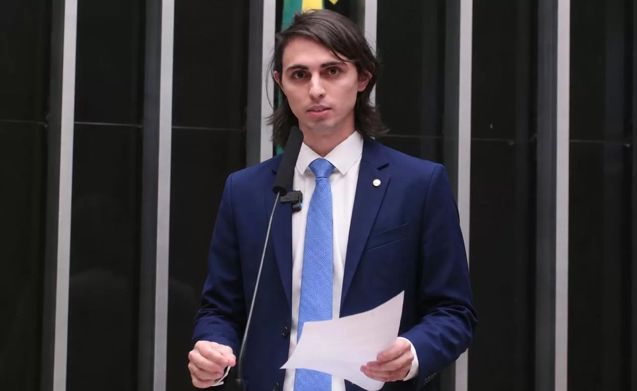 Amom cobra explicações sobre uso do dinheiro do Fundo Amazônia em meio a queimadas no AM