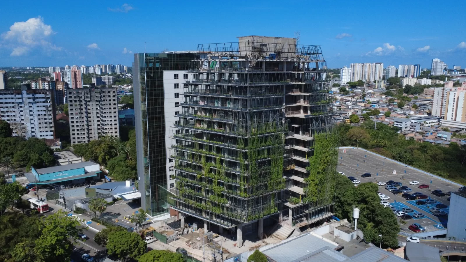 Botânica Office: prédio com jardins na fachada viraliza em Manaus