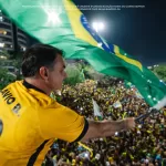 Ato de Flávio Bolsonaro reúne 150 mil pessoas na Ponta Negra, em Manaus