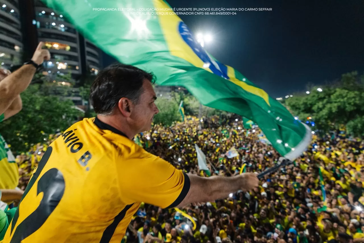 Ato de Flávio Bolsonaro reúne 150 mil pessoas na Ponta Negra, em Manaus