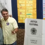 Flávio Bolsonaro vota no Rio e pede que eleitores compareçam às urnas