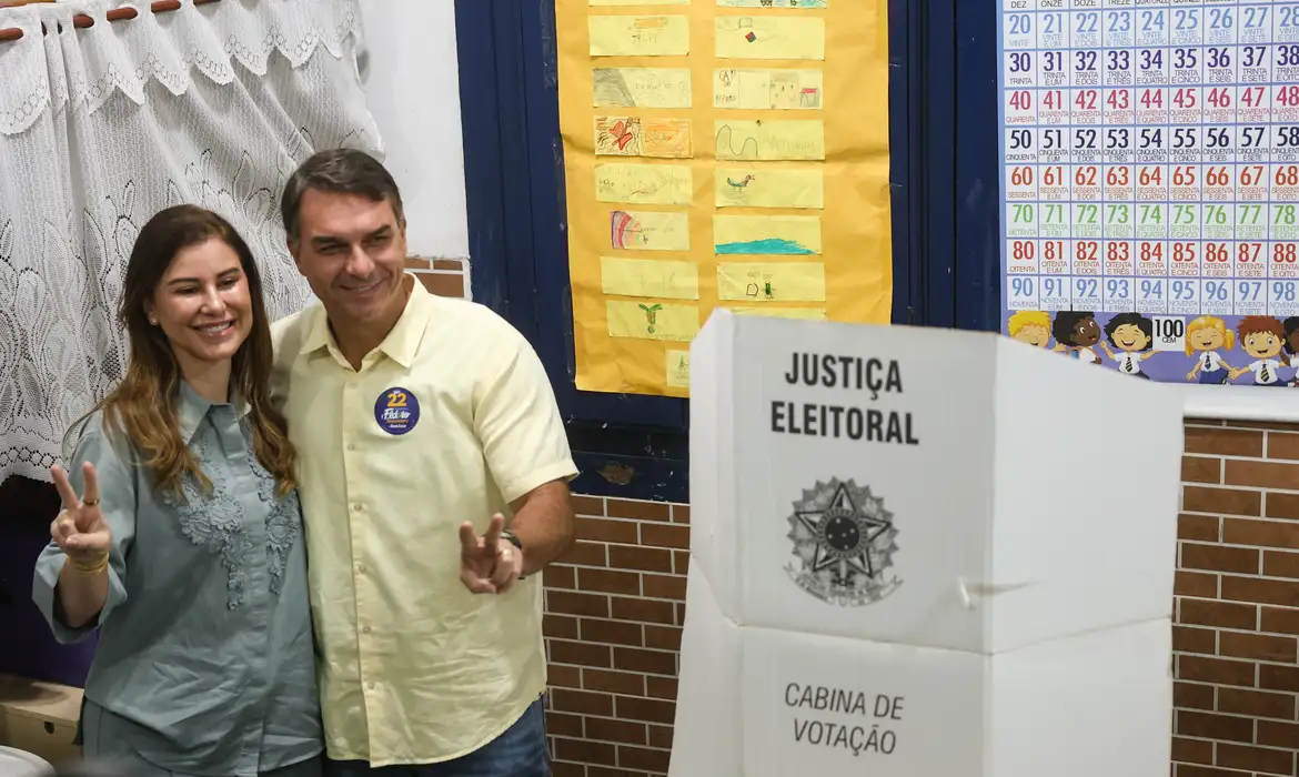 Flávio Bolsonaro vota no Rio e pede que eleitores compareçam às urnas