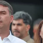Flávio Bolsonaro e família recebem autorização humanitária para permanecer nos EUA por um ano