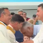 Flávio Bolsonaro participa de missa na Catedral de Brasília no Dia de Nossa Senhora Aparecida