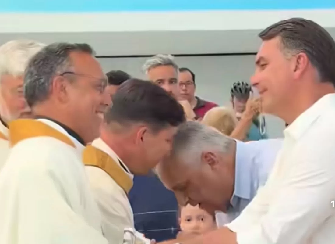Flávio Bolsonaro participa de missa na Catedral de Brasília no Dia de Nossa Senhora Aparecida