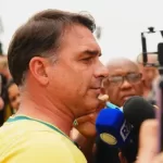 Flávio Bolsonaro desiste de debate da Globo e fala em “censura do TSE”