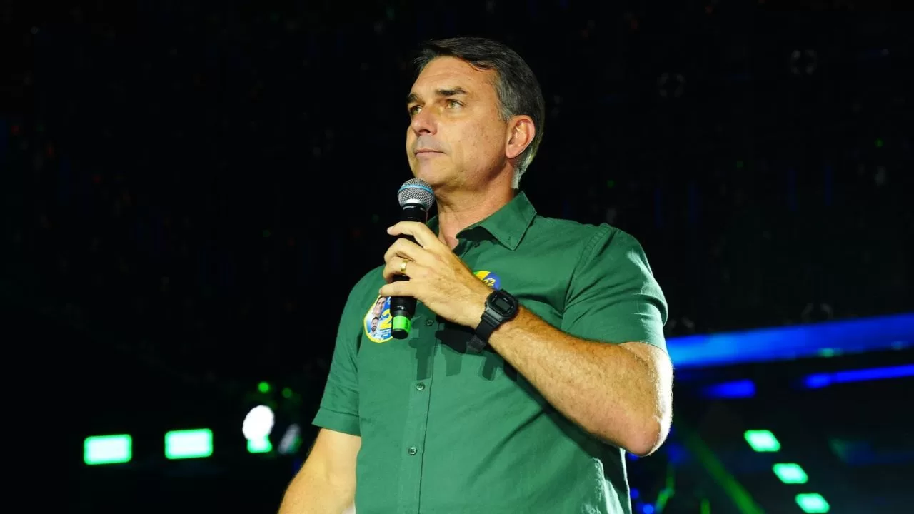 PF apura se Flávio Bolsonaro deixou o país pela Argentina para seguir aos EUA; aliados negam fuga