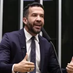 Deputado André Janones é internado na UTI com arritmia cardíaca em São Paulo