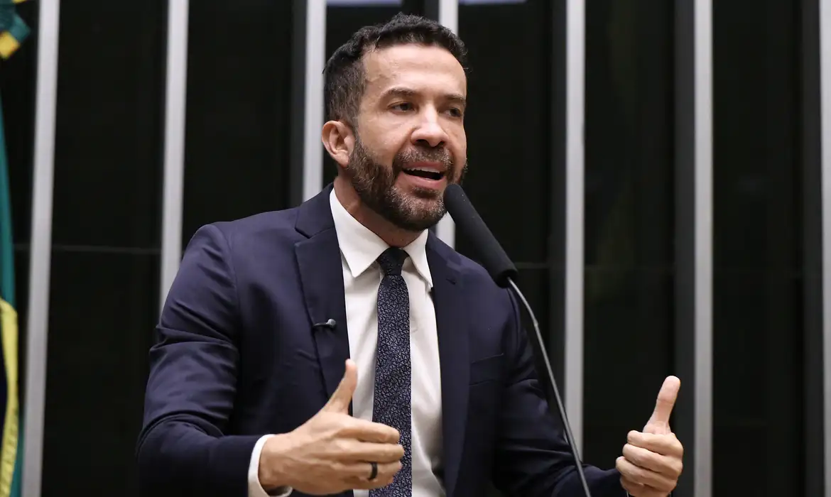 Deputado André Janones é internado na UTI com arritmia cardíaca em São Paulo