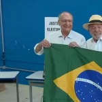 Lula vota em São Bernardo ao lado de aliados e fala sobre futuro do país
