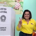 Maria do Carmo vota em Manaus e demonstra otimismo com resultado da eleição