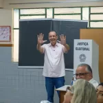 Líder nas pesquisas, Omar Aziz vota e destaca experiência para governar o Amazonas