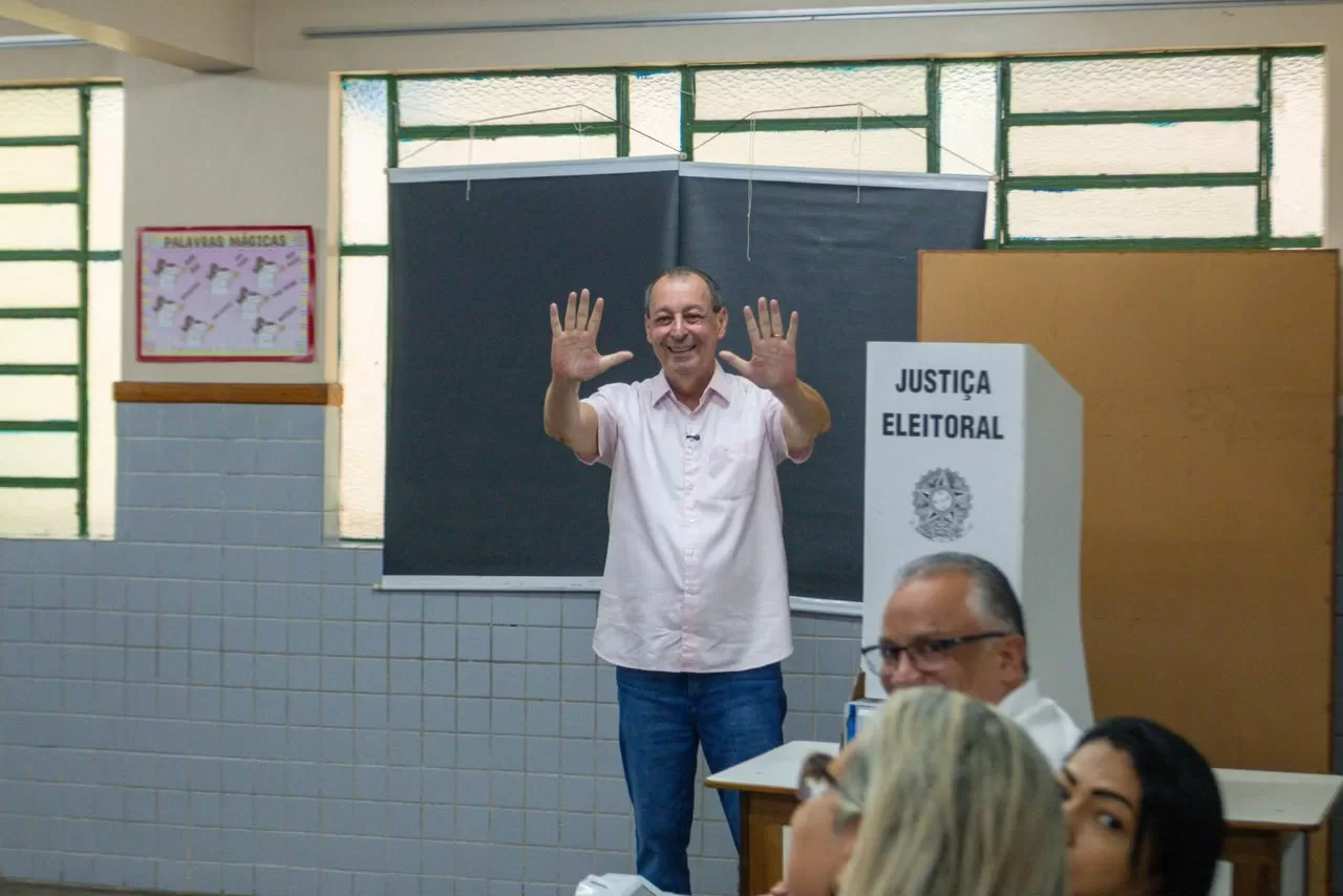 Líder nas pesquisas, Omar Aziz vota e destaca experiência para governar o Amazonas