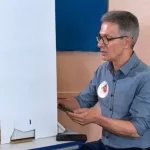 Romeu Zema é flagrado com celular na urna durante votação em Minas Gerais